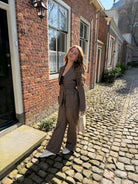 Elegance Set in taupe met getailleerde blazer en pantalon op een zonnige straat